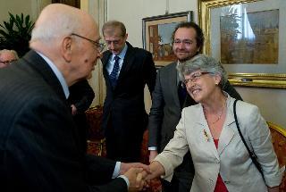 Il Presidente Giorgio Napolitano saluta la Signora Antonella Natta, in occasione della presentazione dei discorsi parlamentari dell'On. Alessandro Natta