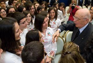 Il Presidente Giorgio Napolitano saluta gli studenti che hanno partecipato alla presentazione dei discorsi parlamentari dell'On. Alessandro Natta