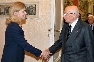 Il Presidente Giorgio Napolitano con Elisabetta Belloni, Direttore generale per la Cooperazione e lo Sviluppo del Ministero per gli Affari Esteri in occasione dell'incontro con una delegazione di partecipanti alla Conferenza Internazionale delle Organizzazioni della Società Civile Afgana