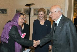 Il Presidente Giorgio Napolitano con la Signora Nargis Nehan, responsabile dell'Associazione "Equality for Peace and Democracy" in occasione dell'incontro con una delegazione di partecipanti alla Conferenza Internazionale delle Organizzazioni della Società Civile Afgana