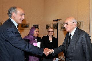 Il Presidente Giorgio Napolitano con Emanuele Giordana, Portavoce dell'Organizzazione "Afgana" in occasione dell'incontro con una delegazione di partecipanti alla Conferenza Internazionale delle Organizzazioni della Società Civile Afgana