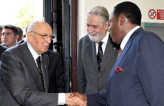 Il Presidente Giorgio Napolitano con il Decano del Corpo Diplomatico Africano Ambasciatore Mamadou Kamara Dekamo e il Prof. Gherardo Gnoli in occasione della celebrazione della "Giornata dell'Africa", per il 48° Anniversario della Fondazione dell'Organizzazione dell'Unità Africana