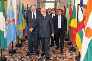 Il Presidente Giorgio Napolitano lascia l'Istituto Italiano per l'Africa e l'Oriente accompagnato dal Prof. Gherardo Gnoli, al termine della celebrazione della "Giornata dell'Africa", per il 48° Anniversario della Fondazione