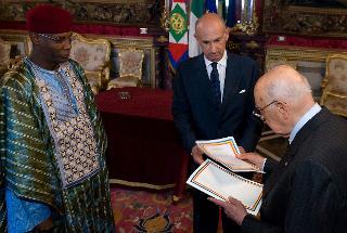 Il Presidente Giorgio Napolitano con S.E. l'Amb. Tchonai Elimi Hassan, della Repubblica del Ciad, in occasione della presentazione delle Lettere Credenziali