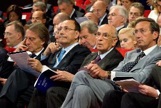 Il Presidente Giorgio Napolitano con a fianco i Presidenti della Camera e del Senato nel corso dell'Assemblea Pubblica di Confindustria