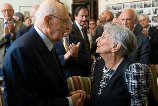 Il Presidente Giorgio Napolitano saluta Antonella Chiarini, vedova di Vito Laterza, in occasione della cerimonia per il 10° anniversario dalla scomparsa
