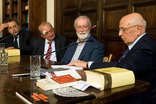 Il Presidente Giorgio Napolitano con Eugenio Scalfari, Tullio De Mauro e Alessandro Laterza, durante la cerimonia in ricordo di Vito Laterza, nel 10° anniversario dalla scomparsa
