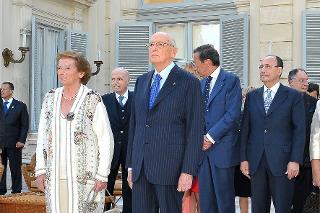 Il Presidente Giorgio Napolitano durante l'Inno Nazionale eseguito dalla Banda della Guardia di Finanza in occasione del ricevimento per la Festa Nazionale della Repubblica