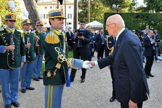Il Presidente Giorgio Napolitano saluta il Direttore della Banda della Guardia di Finanza al termine dell'Inno nazionale in occasione del ricevimento per la Festa Nazionale della Repubblica