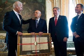 Il Presidente Giorgio Napolitano riceve da Joe Biden, Vice Presidente degli Stati Uniti d'America, la copia anastatica della lettera che Garibaldi inviò al Presidente degli Stati Uniti d'America Abramo Lincoln il 6 agosto 1863 in sostegno e ammirazione per il Proclama dell'abolizione della schiavitù degli Stati dell'Unione. A destra l'Ambasciatore Americano a Roma David Thorne e il Ministro degli Esteri Franco Frattini