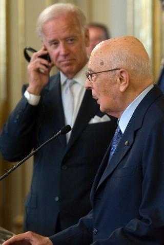 Il Presidente della Repubblica Giorgio Napolitano con Joe Biden, Vice Presidente degli Stati Uniti d'America, nel corso delle dichiarazioni alla stampa