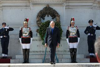 Il Presidente Giorgio Napolitano dopo aver reso omaggio al Sacello del Milite Ignoto all'Altare della Patria