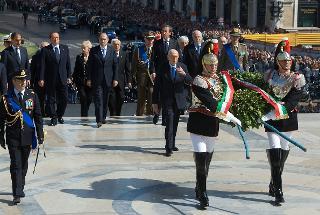 Il Presidente Giorgio Napolitano rende omaggio al Sacello del Milite Ignoto all'Altare della Patria