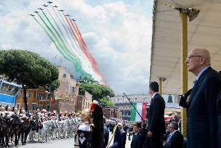 Il Presidente Giorgio Napolitano riceve gli onori militari al termine della Parata Militare per la Festa Nazionale della Repubblica, alla presenza dei Capi Delegazioni Ufficiali convenuti a Roma per le celebrazioni del 150° anniversario dell'unita d'italia