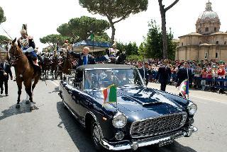 Il Presidente Giorgio Napolitano al termine della Parata Militare per la Festa Nazionale della Repubblica alla presenza dei Capi Delegazioni Ufficiali convenuti a Roma per le celebrazioni del 150° anniversario dell'unita d'Italia