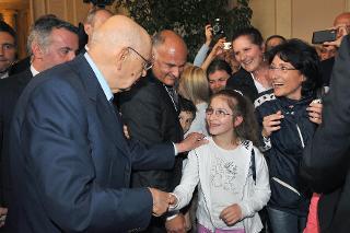 Il Presidente Giorgio Napolitano saluta i presenti in occasione dell'apertura al pubblico dei Giardini del Quirinale per il 150° dell'Unità d'Italia