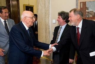 Il Presidente Giorgio Napolitano saluta Piero Craveri, relatore della conferenza &quot;Cavour e l'Unità Italiana&quot;