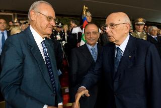 Il Presidente Giorgio Napolitano saluta il nuovo Giudice della Corte costituzionale Alfonso Quaranta, al termine della cerimonia per il 197° anniversario della fondazione dell'Arma dei Carabinieri
