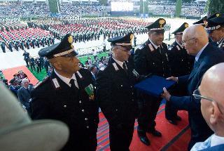 Il Presidente Giorgio Napolitano nel corso delle consegne delle onorificenze in occasione della cerimonia per il 197° anniversario della fondazione dell'Arma dei Carabinieri