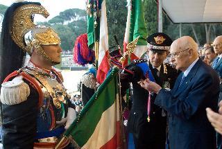 Il Presidente Giorgio Napolitano con a fianco il Comandante Generale dell'Arma dei Carabinieri Leonardo Gallitelli, consegna la Croce d'Oro allo Stendandro del Reggimento Corazzieri, in occasione della cerimonia per il 197° anniversario di fondazione dell'Arma dei Carabinieri