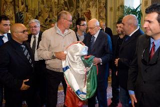 Il Presidente Giorgio Napolitano riceve il tricolore, in onore dei 150 anni dell'Unità d'Italia, issato sulla Torre aragonese di Porto Torres e realizzato da una moglie di un operaio in collaborazione con i cassintegrati