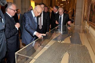 Il Presidente Giorgio Napolitano osserva i pantaloni di Garibaldi nel corso della visita al &quot;Museo Centrale del Risorgimento Italiano&quot;