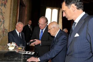 Il Presidente Giorgio Napolitano riceve dal Presidente e dall'Amministratore Delegato dell'Eni, Giuseppe Recchi e Paolo Scaroni, un prototipo in miniatura di cella solare su carta in occasione della cerimonia di consegna dei premi Eni Award 2011