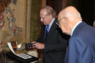 Il Presidente Giorgio Napolitano riceve dall'Amministratore Delegato dell'Eni Paolo Scaroni un prototipo in miniatura di cella solare su carta in occasione della cerimonia di consegna dei premi Eni Award 2011