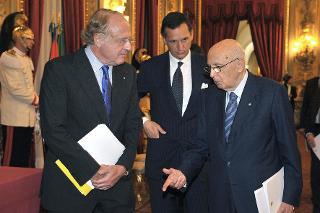 Il Presidente Giorgio Napolitano con il Presidente dell'Eni Giuseppe Recchi e l' Amm. Delegato Paolo Scaroni in occasione della cerimonia di consegna dei premi Eni Award 2011