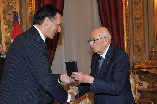 Il Presidente Giorgio Napolitano riceve dal Presidente dell'Eni Giuseppe Recchi una medaglia ricordo in occasione della cerimonia di consegna dei premi Eni Award 2011