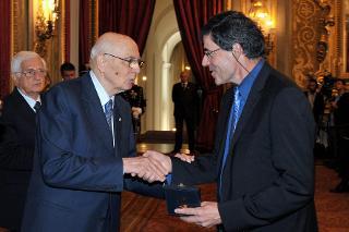 Il Presidente Giorgio Napolitano consegna il Premio &quot;Protezione dell'Ambiente&quot; a Jean-Marie Tarascon, in occasione della cerimonia di consegna dei premi Eni Award 2011