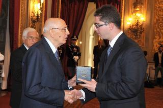 Il Presidente Giorgio Napolitano consegna il Premio &quot;Debutto nella Ricerca&quot; a Simone Gamba, in occasione della cerimonia di consegna dei premi Eni Award 2011