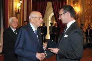 Il Presidente Giorgio Napolitano consegna il Premio &quot;Debutto nella Ricerca&quot; a Fabrizio Frontalini, in occasione della cerimonia di consegna dei premi Eni Award 2011
