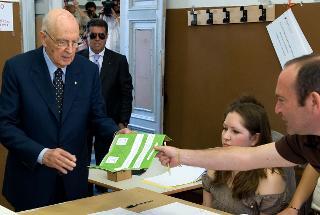 Il Presidente Giorgio Napolitano nel corso delle operazioni di voto per i quattro referendum, nel seggio di via Panisperna