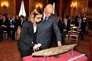 Il Presidente Giorgio Napolitano con Francesca Di Pippo in un momento dell'illustrazione del modelllo digitalizzato della nave romana di Pisa &quot;La Piroga&quot;