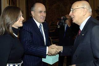 Il Presidente Giorgio Napolitano accoglie l'ex Sindaco di New York, Rudolph Giuliani con la moglie, nel suo studio al Quirinale