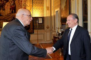 Il Presidente Giorgio Napolitano accoglie il Dott. Franco Iseppi, Presidente del Touring Club Italiano in occasione dell'incontro con una delegazione dell'Associazione