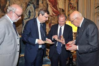 Il Presidente Giorgio Napolitano nel corso dell'incontro con il Dott. Franco Iseppi, Presidente del Touring Club Italiano ed una delegazione dell'Associazione