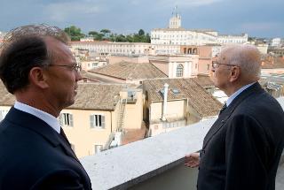 Il Presidente Giorgio Napolitano e l'Amministratore Delegato della SACE durante la visita alla sede della Società, sullo sfondo il Palazzo del Quirinale