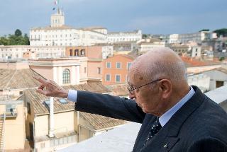 Il Presidente Giorgio Napolitano durante la visita alla sede della SACE, sullo sfondo il Palazzo del Quirinale