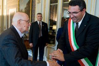 Il Presidente Giorgio Napolitano accoglie il Sindaco di Lampedusa Bernardino De Rubeis, in occasione dell'incontro con una delegazione dell'Amministrazione comunale