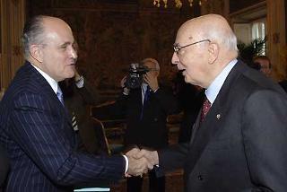 Il Presidente Giorgio Napolitano accoglie Rudolph Giuliani, ex Sindaco di New York nel suo studio