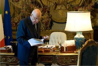 Il Presidente Giorgio Napolitano nel suo studio al Quirinale, poco prima dell'incontro con il Presidente dell'Autorità per la Vigilanza sui Contratti Pubblici