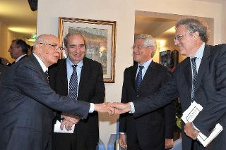 Il Presidente Giorgio Napolitano alla presentazione del volume"Dallo scranno più alto. Discorsi parlamentari di insediamento dei Presidenti della Camera dei deputati (1861-2008)". Nella foto con i relatori, Maurizio Fioravanti, Giovanni Pitruzzella e Stefano Folli.