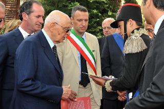 Il Presidente Giorgio Napolitano al suo arrivo per la rappresentazione dello spettacolo &quot;L'alba delle libertà&quot;, canzoni e musiche della Costituzione, all'interno dell'ex Arsenale Austriaco