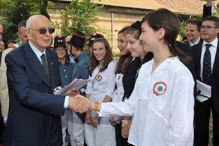 Il Presidente Giorgio Napolitano saluta i ragazzi che hanno partecipato alla rappresentazione dello spettacolo &quot;L'alba delle libertà&quot;