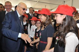 Il Presidente Giorgio Napolitano con i ragazzi della rappresentazione dello spettacolo &quot;L'alba delle libertà&quot;, canzoni e musiche della Costituzione