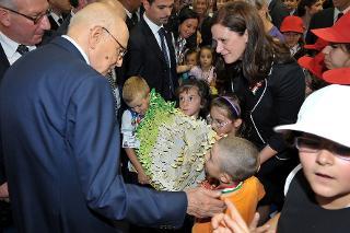 Il Presidente Giorgio Napolitano al termine della rappresentazione dello spettacolo &quot;L'alba delle libertà&quot;, canzoni e musiche della Costituzione, saluta alcuni bambini