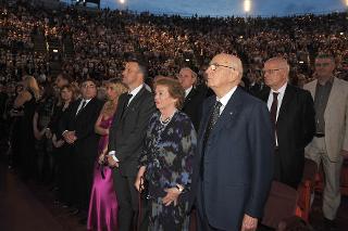 Il Presidente Giorgio Napolitano durante l'esecuzione dell'Inno Nazionale all'Arena di Verona in occasione della rappresentazione dell'opera &quot;La Traviata&quot; di Giuseppe Verdi