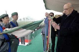 Il Presidente Giorgio Napolitano consegna la Medaglia d'Oro alla Bandiera del Corpo Forestale dello Stato in occasione del 184° Anniversario di Fondazione